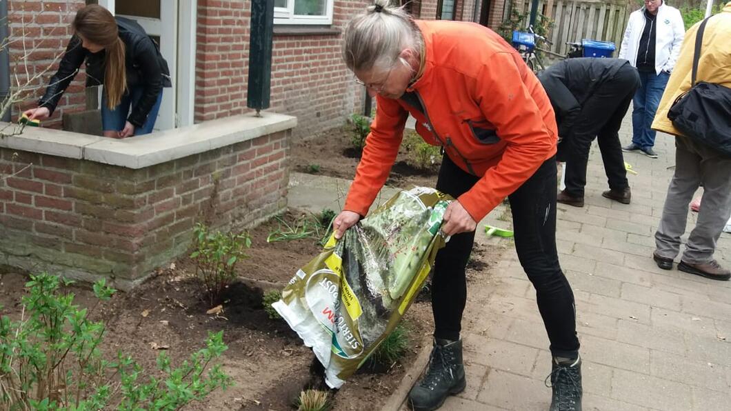 Ruud Verhoeven vult een tuin met nieuwe tuinaarde WhatsApp Image 2019-04-12 at 16.58.50.jpeg